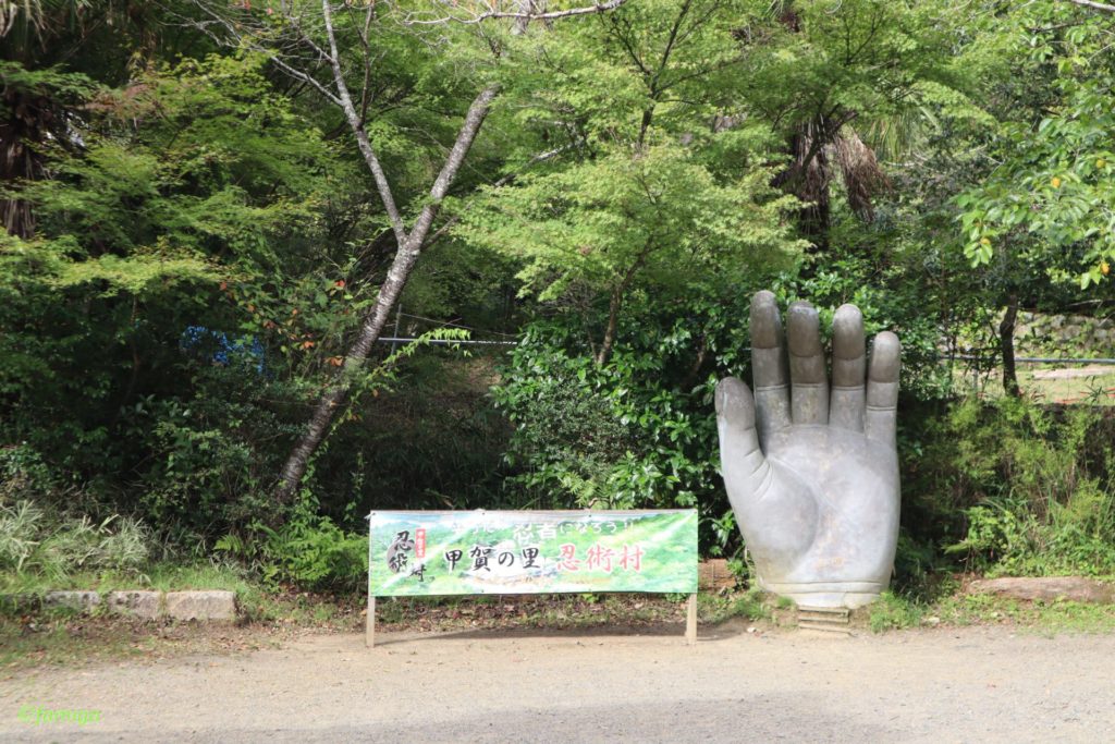 忍術村の真ん中にある大仏の手