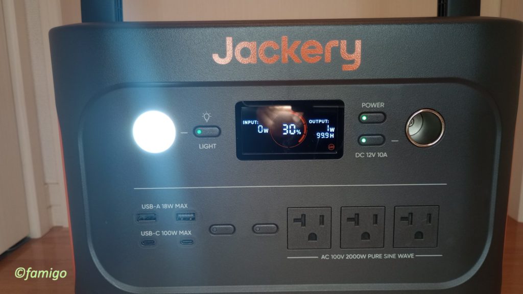 Jackery1000Plusの正面のライトがついた状態