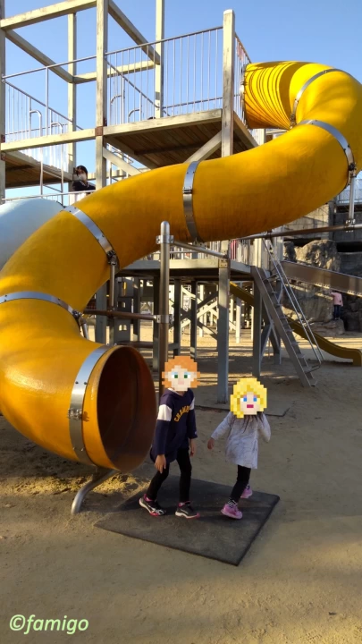 あすたむらんど徳島の冒険の国ですべり台をする子ども