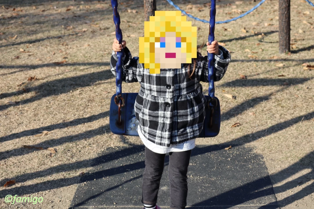 あすたむらんど徳島のブランコを楽しむ子ども