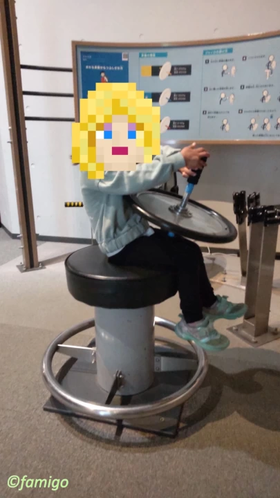 徳島県子ども科学館のジャイロを楽しむ子ども