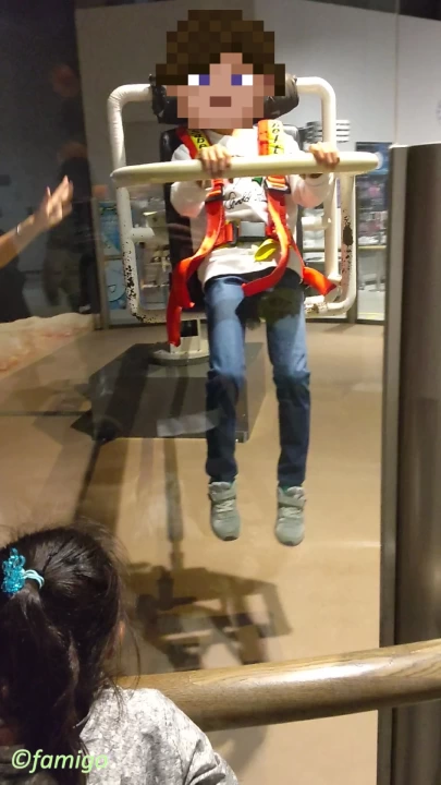 徳島県子ども科学館のムーンウォーカーを楽しむ子ども