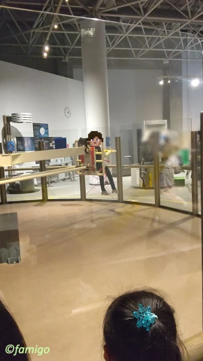 徳島県子ども科学館のムーンウォーカーを楽しむ子ども