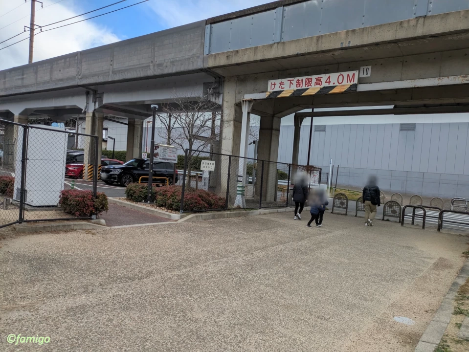 京都鉄道博物館に向かう歩道とおもいやり駐車場