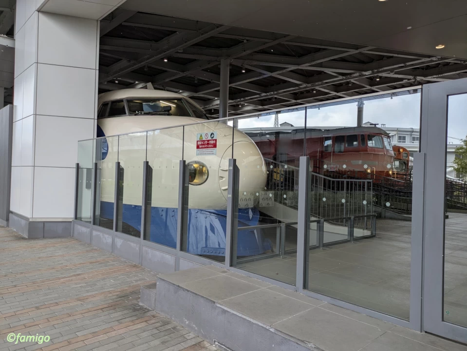 京都鉄道博物館の西側の歩道から見える新幹線