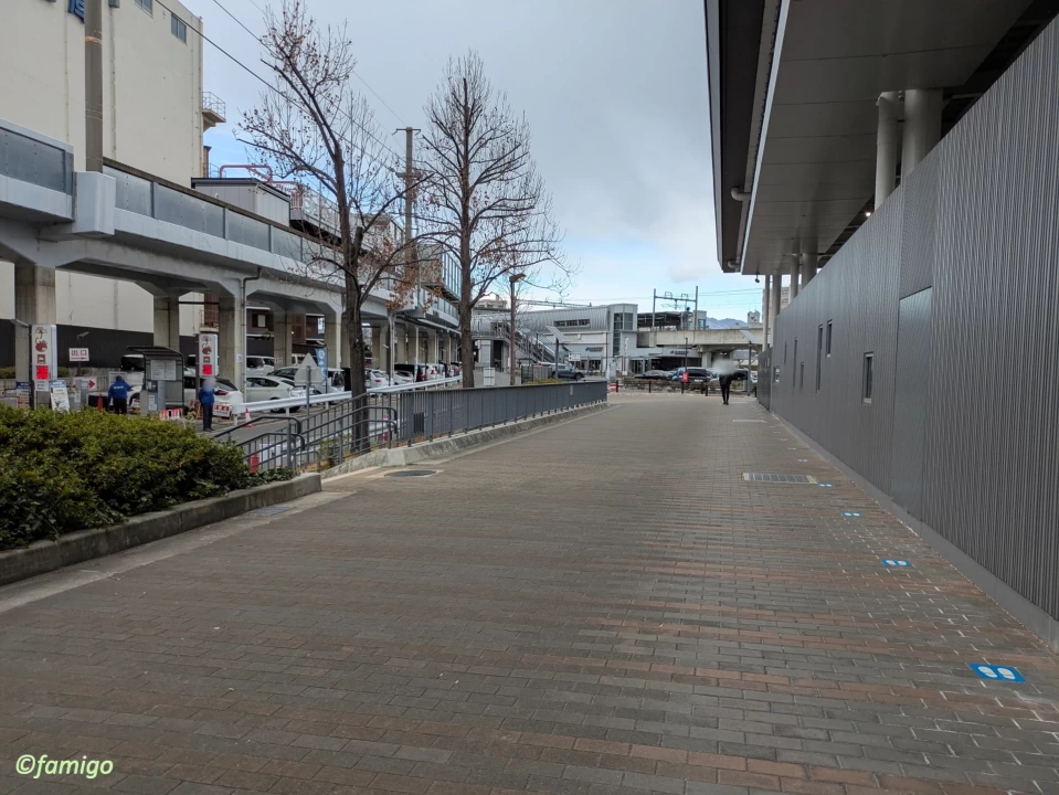 京都鉄道博物館の西側の歩道
