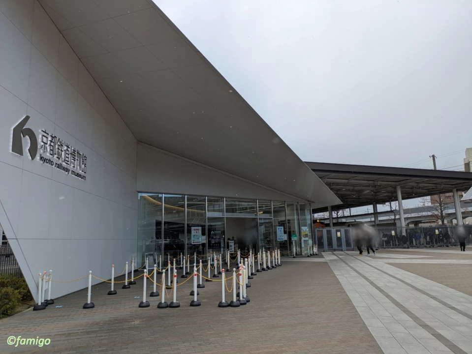 京都鉄道博物館入り口と見える実物の電車