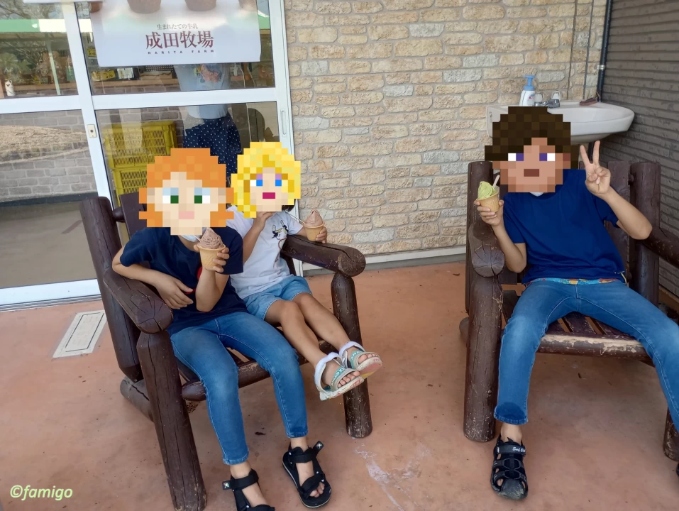 ジェラートを食べる子どもたち