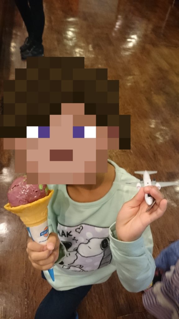 ブルーシールアイスを食べる子ども