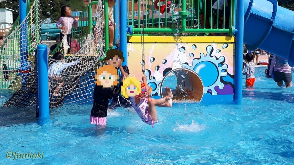 プールの遊具で遊ぶ子ども