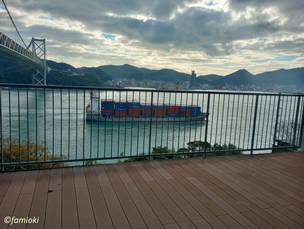 関門海峡を渡るコンテナ船