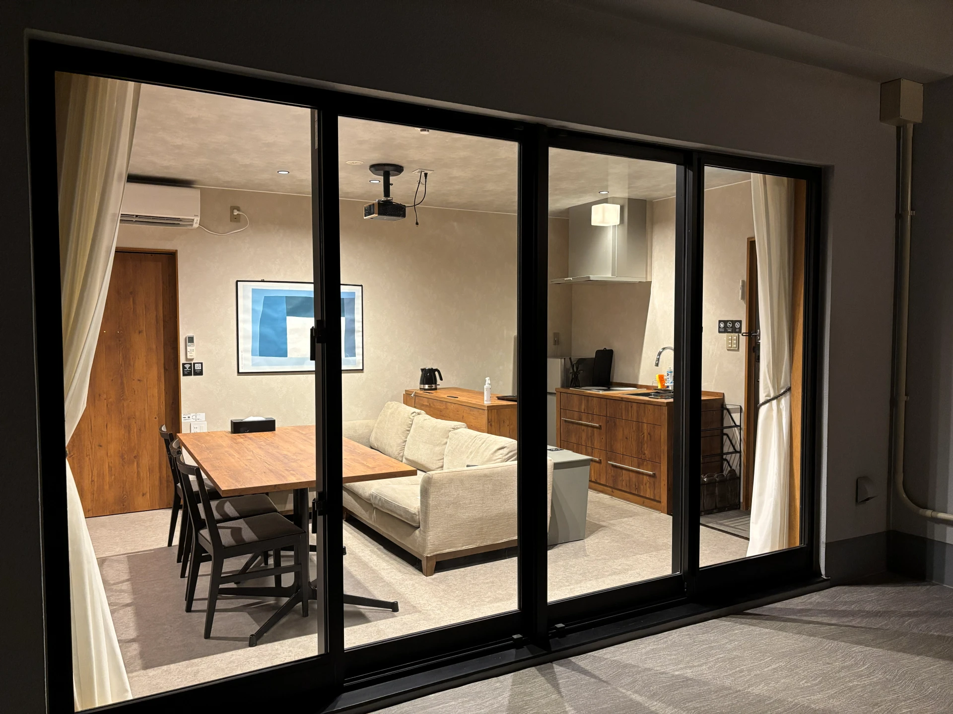 レイサー沖縄那覇美栄橋にあるスイートルームの部屋を夜ベランダから見た様子