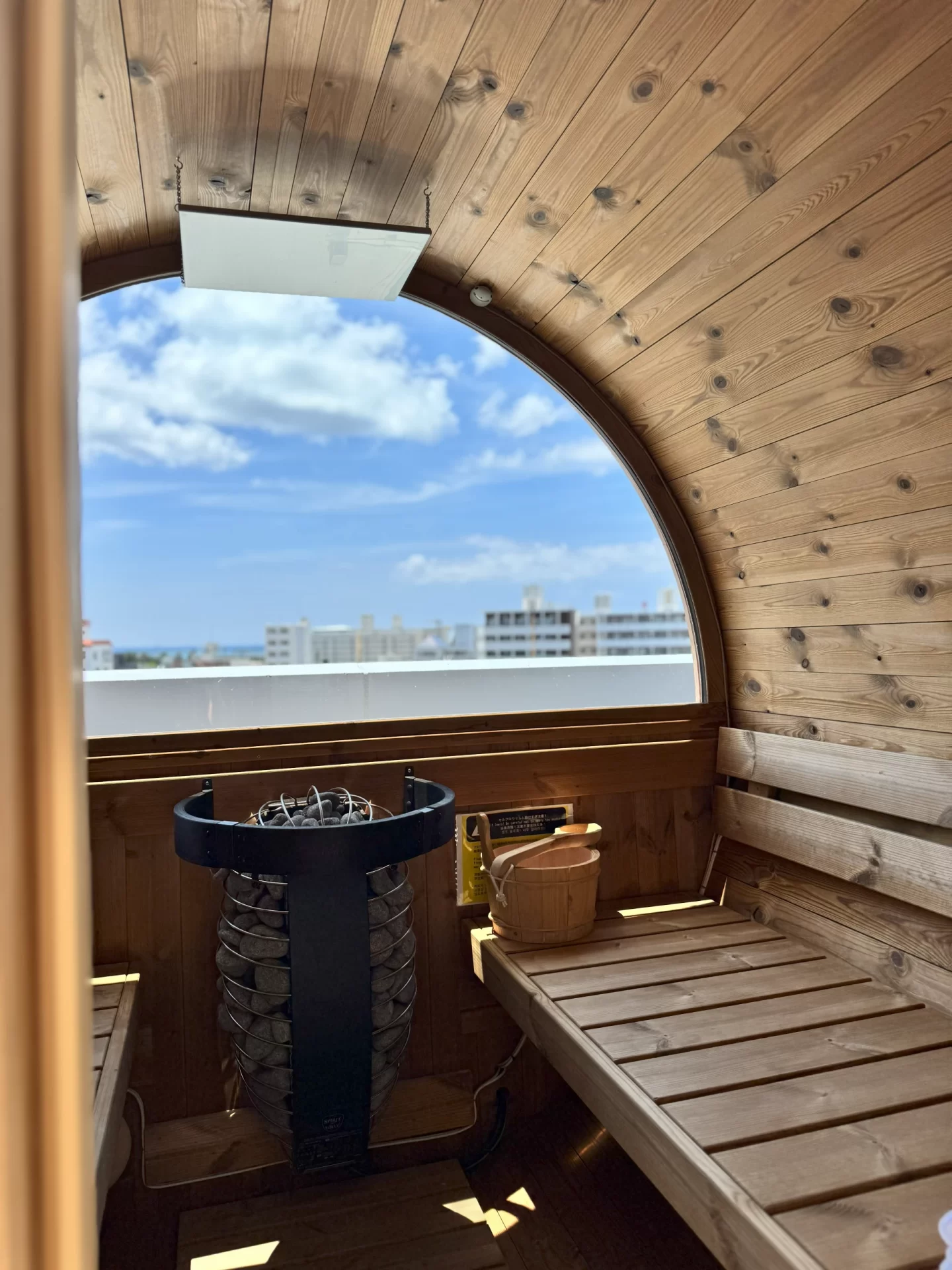 レイサー沖縄那覇美栄橋のスイートルームのサウナの中